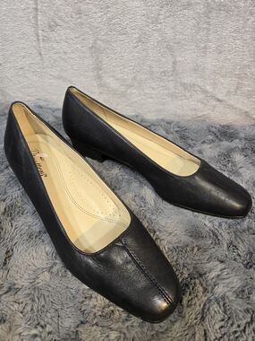 Trotters Black Leather Low Heel Pumps